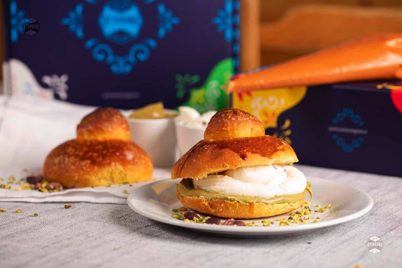 Brioche col tuppo con ricotta e pistacchio (Spedizione ❄️ in 🇮🇹) Brioche col tuppo Ottagono - Pasticceria dal 1983 8 Brioches col tuppo da 100g con Kit Ricotta (600g) e Pistacchio (200g) mascalucia_catania_vendita_online