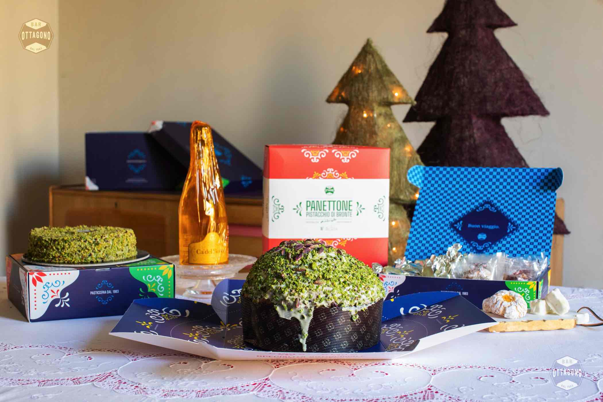 Cesta regalo Natale: panettone + bottiglia + dolcetti (Spedizioni 🌎) Cesta regalo con panettone, bottiglia e dolci siciliani Ottagono - Pasticceria dal 1983 Panettone con Pistacchio Siciliano e spalmabile Paste di Mandorla e Torroncini - 1 kg Ca' del Bosco - Cuvée Prestige - Franciacorta mascalucia_catania_vendita_online