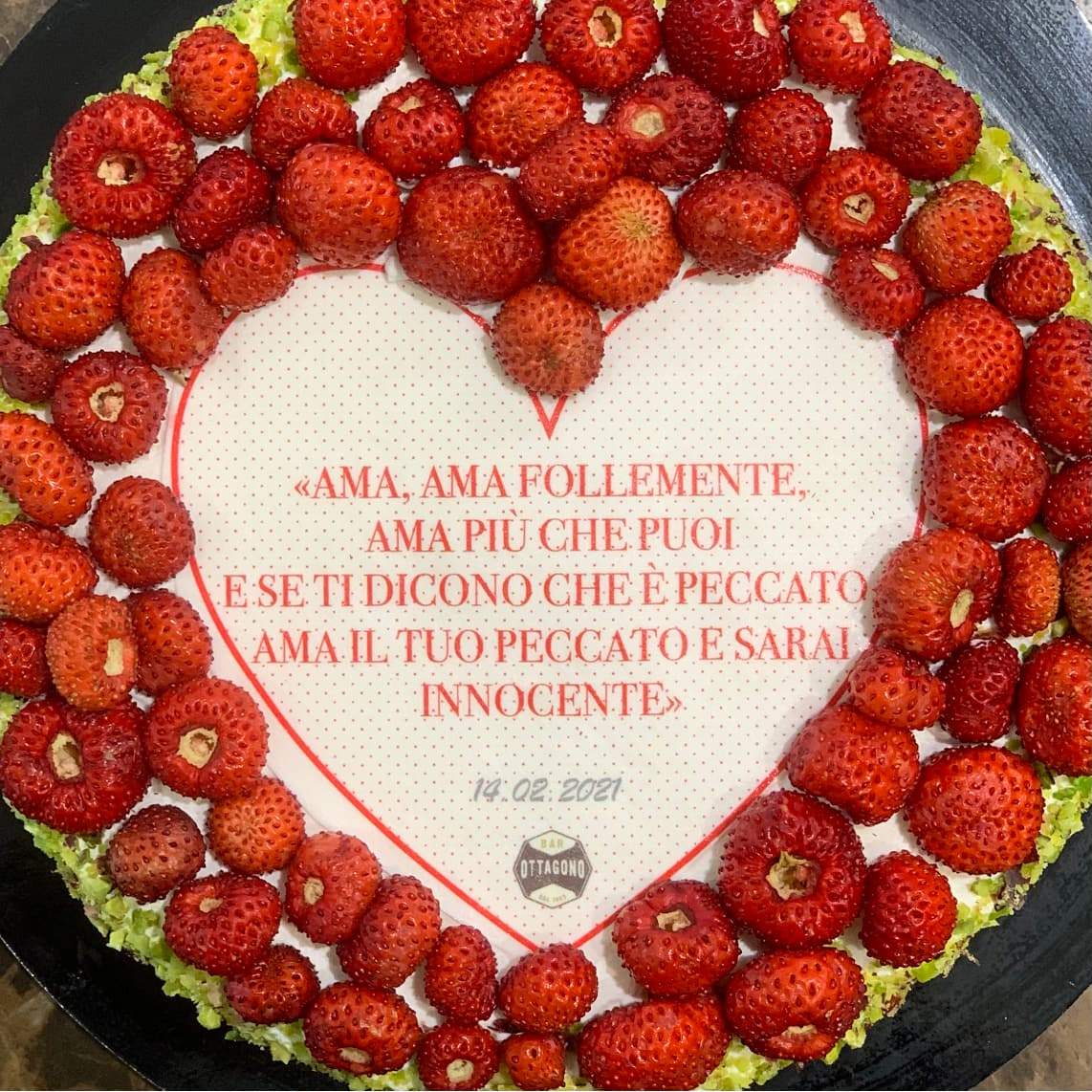 San Valentino - Torte con dedica in Pasticceria Classica San Valentino - Torte in Pasticceria Moderna Ottagono - Pasticceria dal 1983 «Ama, ama follemente, ama più che puoi e se ti dicono che è peccato, ama il tuo peccato e sarai innocente» Torta con crema e fragoline (circa 1 kg) mascalucia_catania_vendita_online