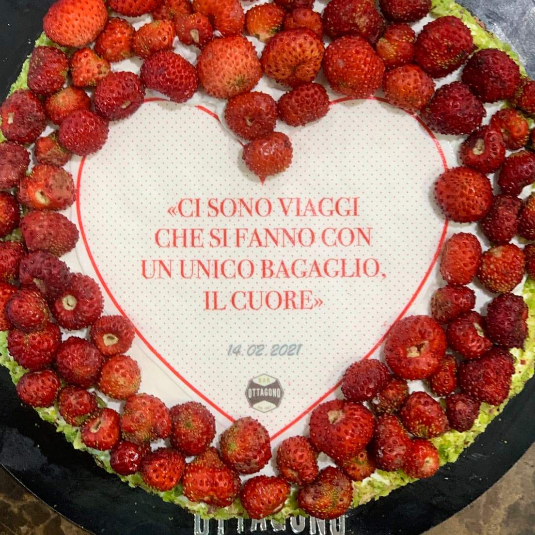 San Valentino - Torte con dedica in Pasticceria Classica San Valentino - Torte in Pasticceria Moderna Ottagono - Pasticceria dal 1983 «Ci sono viaggi che si fanno con un unico bagaglio, il cuore» Torta con crema e fragoline (circa 1 kg) mascalucia_catania_vendita_online