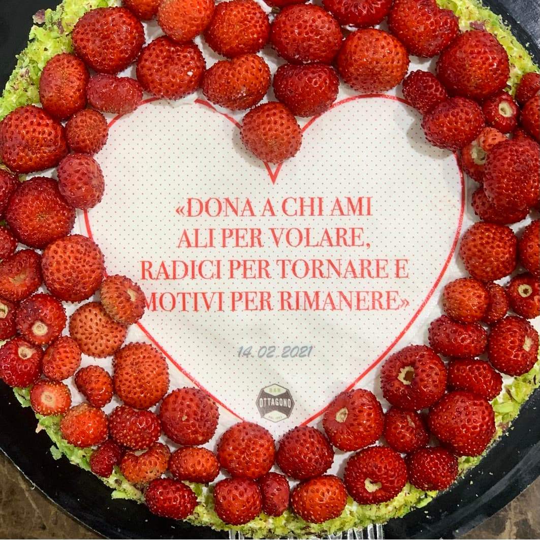 San Valentino - Torte con dedica in Pasticceria Classica San Valentino - Torte in Pasticceria Moderna Ottagono - Pasticceria dal 1983 «Dona a chi ami ali per volare, radici per tornare e motivi per rimanere» Torta con crema e fragoline (circa 1 kg) mascalucia_catania_vendita_online