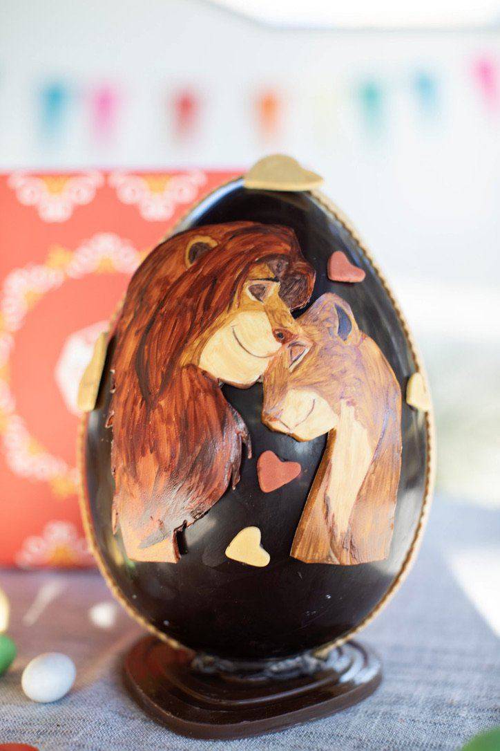 Uovo di Pasqua artigianale - EDIZIONE LIMITATA (Spedizioni ๐) Uovo di Pasqua artigianale decorato a mano Ottagono - Pasticceria dal 1983 Decorazione Leone (sorpresa Disney) Cioccolato Fondente Caffarel mascalucia_catania_vendita_online