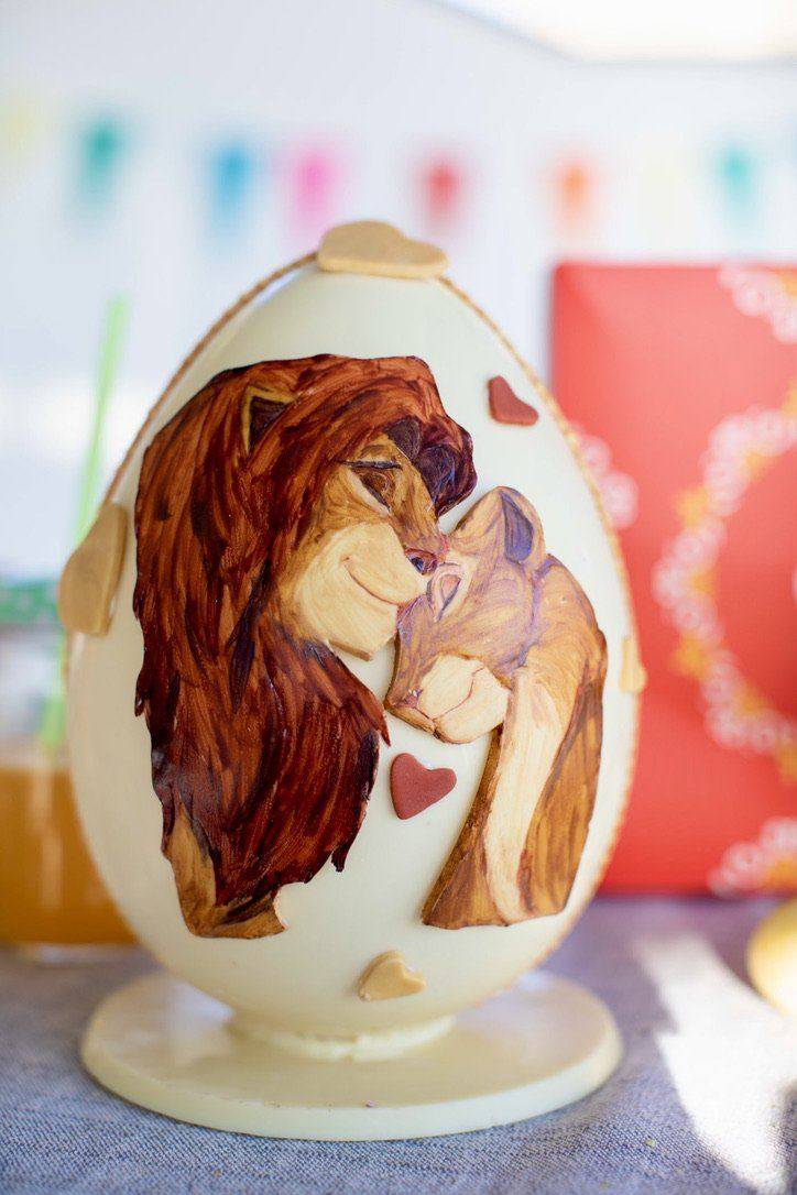 Uovo di Pasqua artigianale - EDIZIONE LIMITATA (Spedizioni ๐) Uovo di Pasqua artigianale decorato a mano Ottagono - Pasticceria dal 1983 Decorazione Leone (sorpresa Disney) Cioccolato bianco Caffarel mascalucia_catania_vendita_online