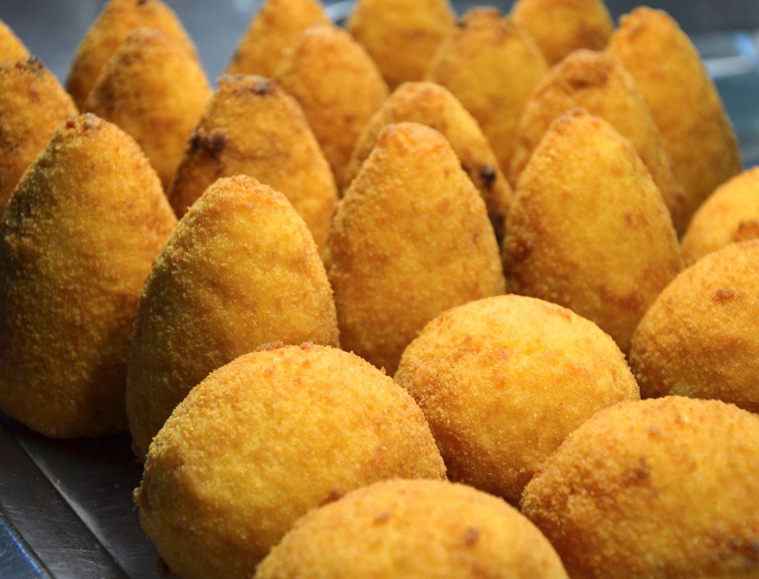 Woe to say "arancine" in Catania! ☝️